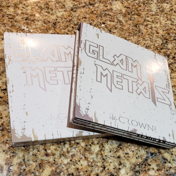 Glam Metals Eyeshadow Palette & Smoky Eyeliner - Picture 5 of 8